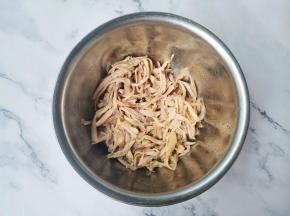 用冷水冲洗一下，放凉撕成细条。