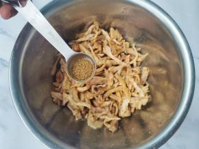 一勺五香粉拌匀腌制10分钟。，