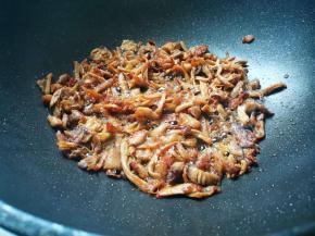 热锅入油，倒入鸡丝炒至微黄，