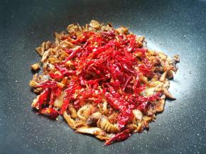 加入干辣椒丝，