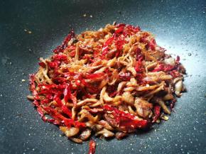 翻炒均匀，炒出香味即可出锅。