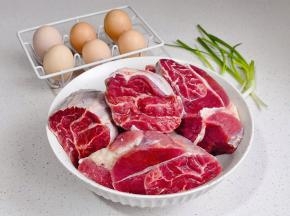 准备食材，牛腱子反复泡冷水。