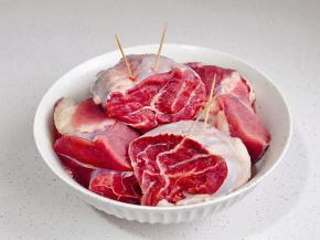 用牙签扎不规则孔，便于腌制时入味。