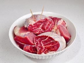 用牙签扎不规则孔，便于腌制时入味。