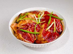 抓拌均匀，放上小葱腌制一夜。