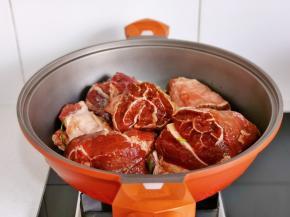 腌制好的牛腱子放入锅中。