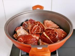 腌制好的牛腱子放入锅中。