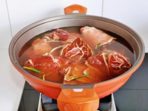 加入清水没过食材。