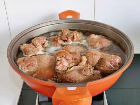 大火烧开撇出浮沫。