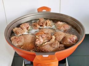 大火烧开撇出浮沫。