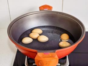 鸡蛋洗净，冷水下锅。