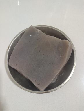 准备2大块魔芋豆腐清洗干净！