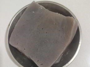 准备2大块魔芋豆腐清洗干净！