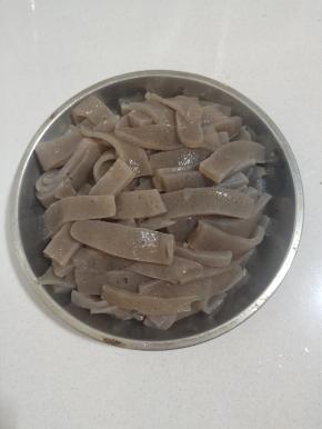 切好的魔芋豆腐，装在铁盘里！