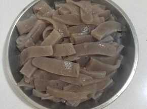 切好的魔芋豆腐，装在铁盘里！