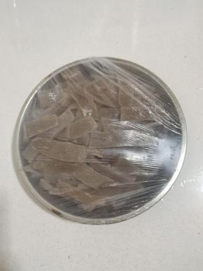 用保鲜膜包起来，放在冰箱冷冻一晚上！