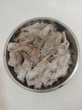 冷冻好的魔芋豆腐，呈蜂窝状，很有韧性！