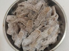 冷冻好的魔芋豆腐，呈蜂窝状，很有韧性！