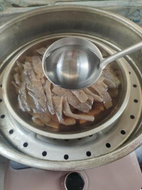 再放入一大勺白醋搅拌均匀，去除魔芋豆腐里面的碱味儿！