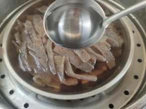 再放入一大勺白醋搅拌均匀，去除魔芋豆腐里面的碱味儿！