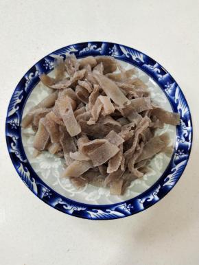 蒸好的魔芋豆腐，挤干水分备用！