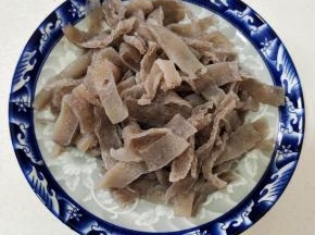 蒸好的魔芋豆腐，挤干水分备用！