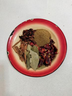 准备所需的大料:八角，桂皮，香叶，干辣椒，孜然粉！(喜欢吃辣的可以多放干辣椒，不喜欢吃辣的少放几个！)