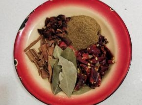 准备所需的大料:八角，桂皮，香叶，干辣椒，孜然粉！(喜欢吃辣的可以多放干辣椒，不喜欢吃辣的少放几个！)