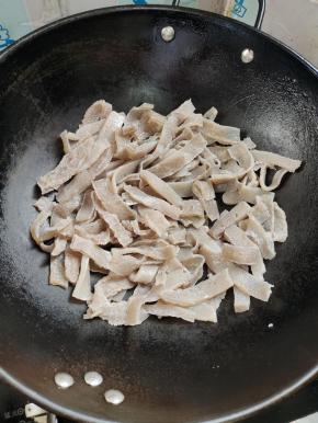 锅烧热，放入魔芋豆腐，炒干里面的水分，再盛出来备用！