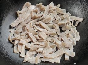 锅烧热，放入魔芋豆腐，炒干里面的水分，再盛出来备用！