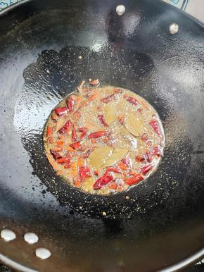 起锅烧油，放入八角，桂皮，香叶，干辣椒，孜然粉，小火煸炒出香味儿！