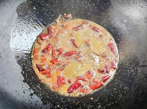 起锅烧油，放入八角，桂皮，香叶，干辣椒，孜然粉，小火煸炒出香味儿！