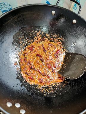 再放入一大勺辣椒面翻炒至出红油！