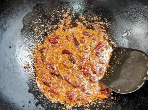 再放入一大勺辣椒面翻炒至出红油！