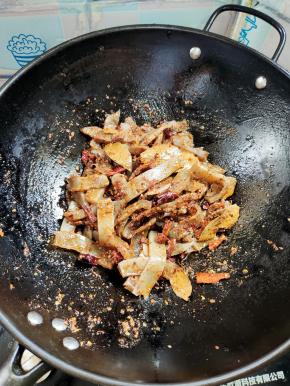 放入炒干水分的魔芋豆腐翻炒片刻！