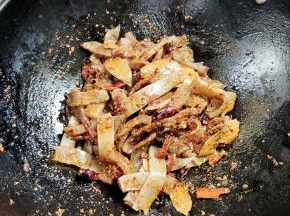 放入炒干水分的魔芋豆腐翻炒片刻！