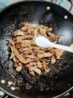 放入一勺盐调味！