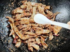 放入一勺盐调味！