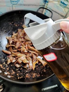 放入适量花椒油，增加麻味！