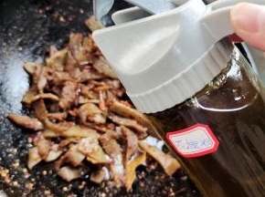 放入适量花椒油，增加麻味！