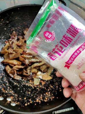 放入适量的鸡精和味精翻炒均匀！