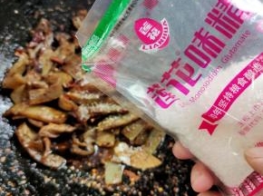 放入适量的鸡精和味精翻炒均匀！