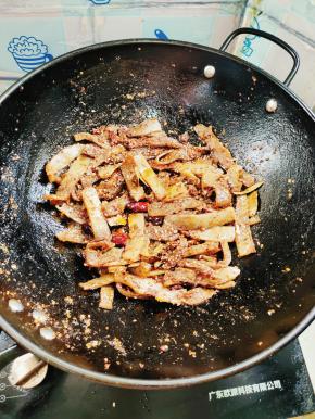 起锅前放入适量的熟白芝麻翻炒均匀即可！