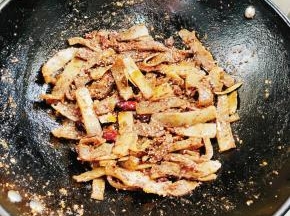 起锅前放入适量的熟白芝麻翻炒均匀即可！