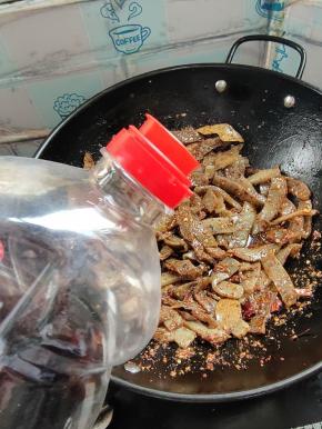 放入一大勺生抽提鲜！