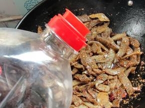 放入一大勺生抽提鲜！