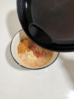 2勺蒜末，1大勺烧烤料，小米辣，20克左右的热油激发香味！