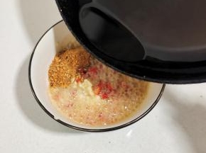 2勺蒜末，1大勺烧烤料，小米辣，20克左右的热油激发香味！