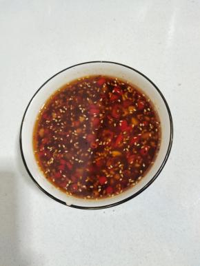 两大勺生抽，1勺蚝油，半勺糖，适量温水搅拌均匀！
