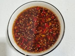 两大勺生抽，1勺蚝油，半勺糖，适量温水搅拌均匀！
